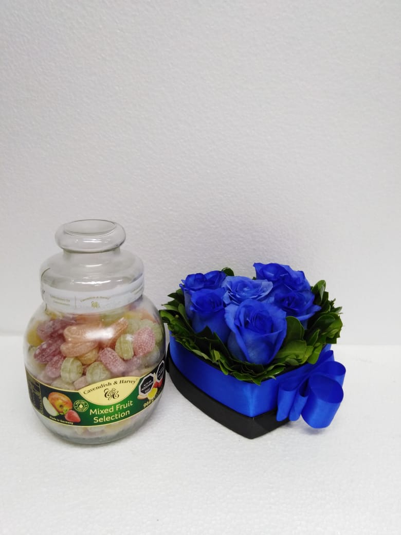 6 Rosas Azules en Caja Coraz�n y Caramelos Mix de 900 Gramos 